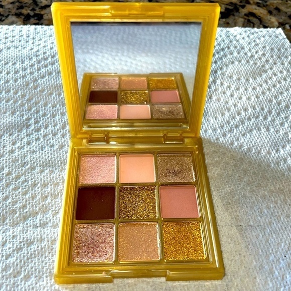 Huda Beauty Gold and Rose 9 Eyeshadow Palette - Picture 1 of 3